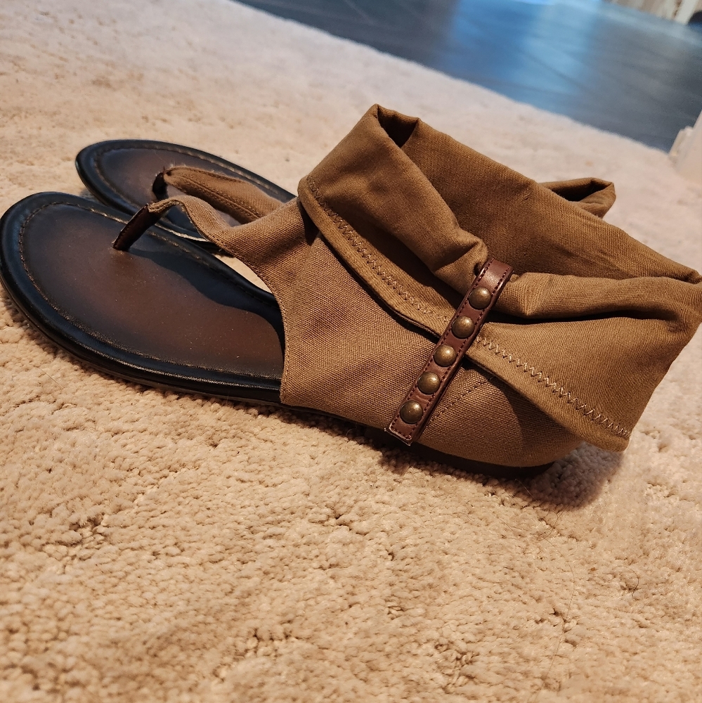 SO sandals size 8